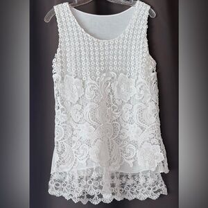 Elegant sleeveless women’s top,white lace,floral pattern.Size M